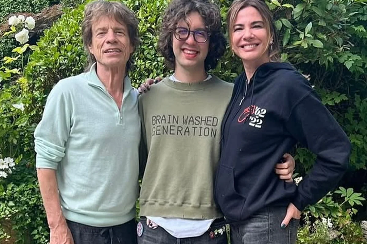 Lucas Jagger, Luciana Gimenez e Mick Jagger posam juntos e sorridentes Lucas Jagger, Luciana Gimenez e Mick Jagger posam juntos e sorridentes