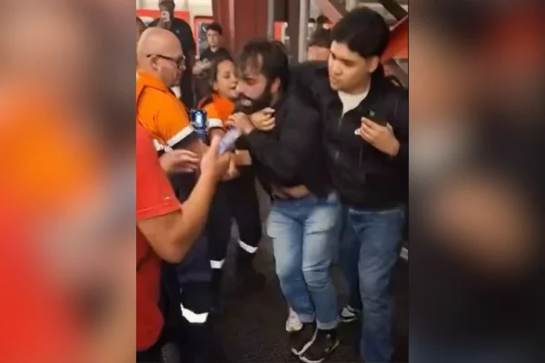 Imagem colorida mostra homem preso após importunação sexual na CPTM