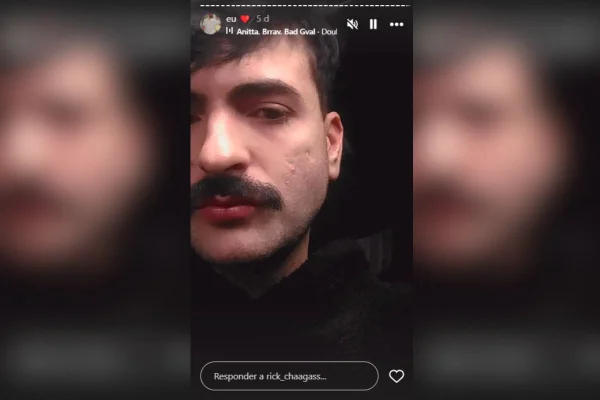 homem branco com bigode e cabelo