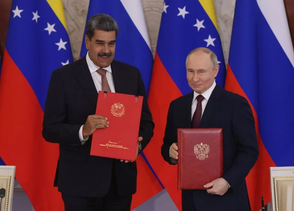 Imagem colorida mostra Putin e Maduro - Metrópoles
