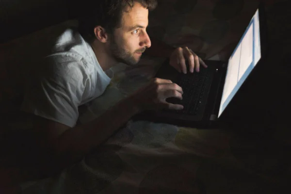 Imagem colorida de homem mexendo no computador