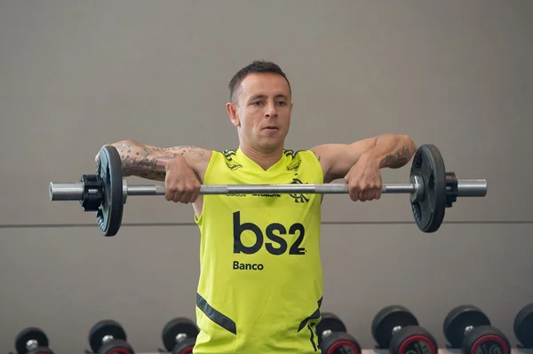 Regularizado na CBF, Rafinha já pode estrear pelo Flamengo