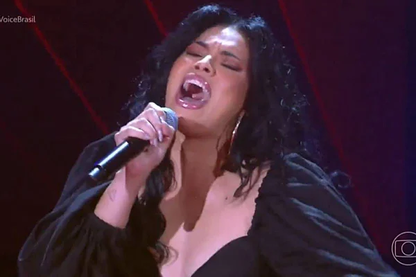 mulher cantando - Metrópoles