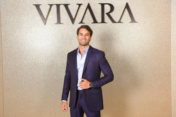 Piloto brasiliense Felipe Nasr marca presença em jantar da Vivara