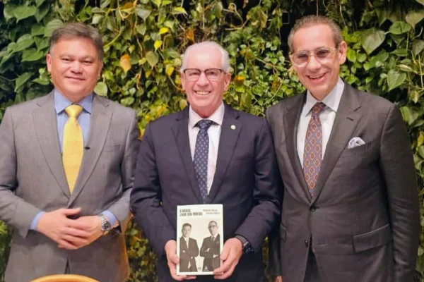 O promotor de Justiça Lincoln Gakiya, o procurador-geral de Justiça, Paulo Sérgio de Oliveira e Costa, e o advogado Walfrido Warde, no lançamento do livro "Segurança Pública: o Brasil livre das máfias" - Metrópoles