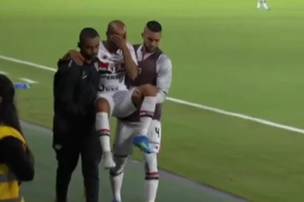 São Paulo: Lucas Moura deixa o campo carregado em jogo de reestreia
