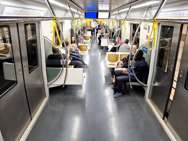 Imagem mostra passageiros na Linha 4-Amarela da ViaQuatro, do metrô de São Paulo - Metrópoles