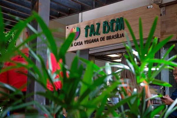 Após humilhação, garis são convidados para almoço em outro restaurante