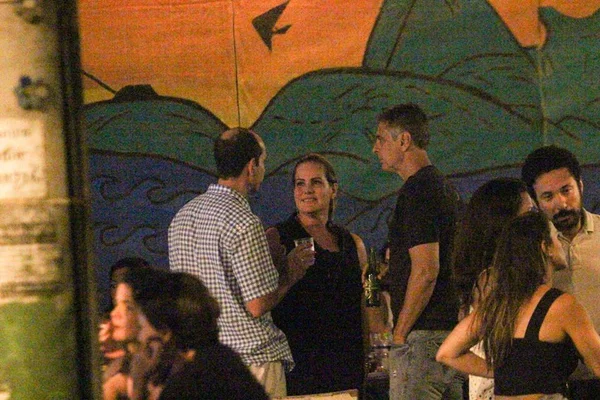 Não é fantástico? Renata Ceribelli bebe cervejinha em bar do Rio