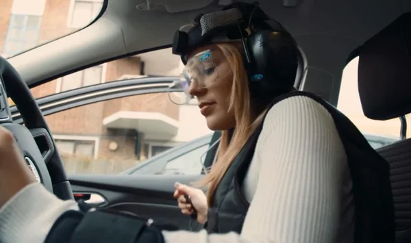 Dirigir de ressaca é perigoso? Roupa especial da Ford prova que sim