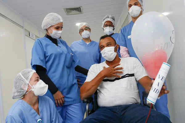 Ele agradeceu o trabalho dos profissionais da saúde Ele agradeceu o trabalho dos profissionais da saúde