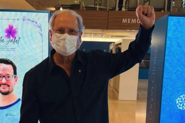 O ex-ministro José Dirceu após receber alta do Hospital Sírio-Libanês