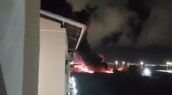 Foto colorida de incêndio em garagem de ônibus, localizada em Aracaju - Metrópoles