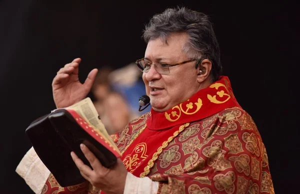 Padre Moacir Anastácio recebe alta após ser internado com Covid-19