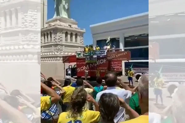 Grupo anti-STF bate continência à Estátua da Liberdade da Havan