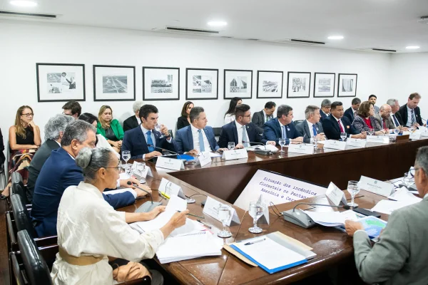 Imagem colorida, reunião com ministros e governadores - Metrópoles