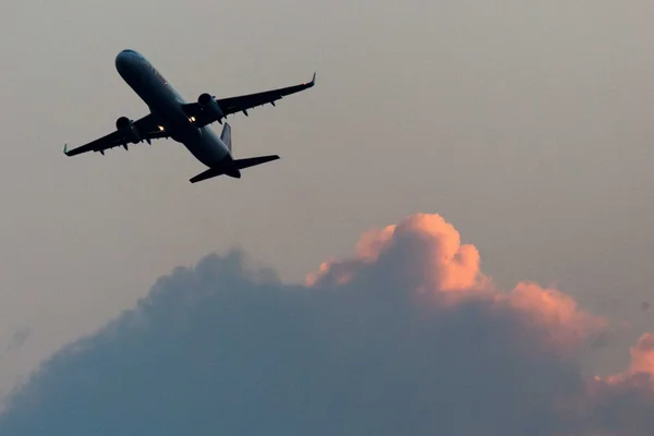 Empresas aéreas serão multadas caso aviões despejem fezes durante voos