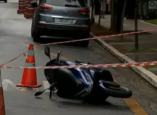 Imagem mostra moto caída no chão - Metrópoles
