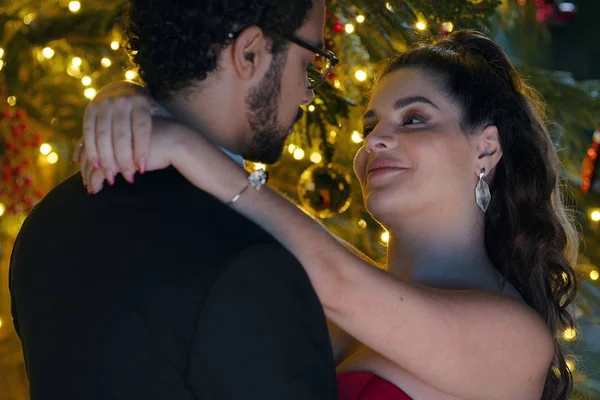 Gkay e Sérgio Malheiros no trailer de Um Natal Cheio de Graça, novo filme de comédia brasileiro na Netflix