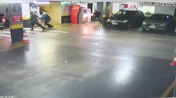 Bando levou R$ 1 milhão com explosões de caixas eletrônicos no DF