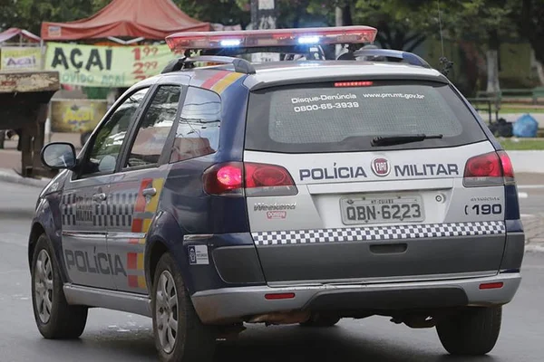 Vídeo: PM resgata pit-bull e acha pés de maconha na casa do dono em MT