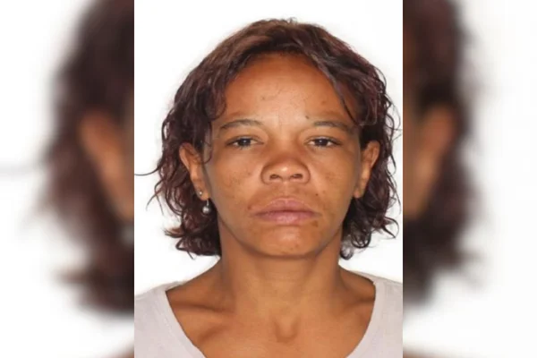 Imagem colorida de mulher achada esquartejada dentro de mala em córrego - Metrópoles