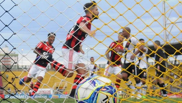 Flamengo quebra jejum contra Vasco e avança à final na Taça Guanabara