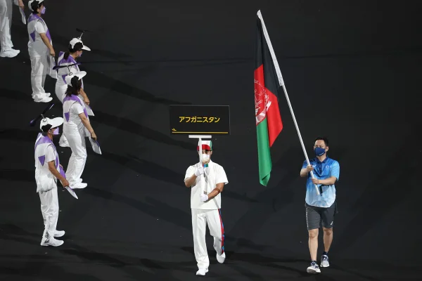 Bandeira do Afeganistão desfila sozinha na abertura das Paralimpíadas