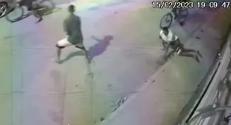 Vídeo mostra jovem sendo baleado por ciclista; atirador foi agredido