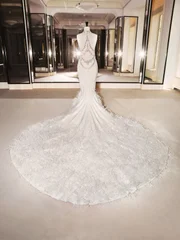 Dua Lipa revela primeiras imagens de vestido de noiva; veja detalhes - imagem 5 Dua Lipa revela primeiras imagens de vestido de noiva; veja detalhes - imagem 5