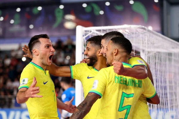 Imagem colorida do Brasil nas quartas de final da Copa do Mundo de Futsal- MEtrópoles