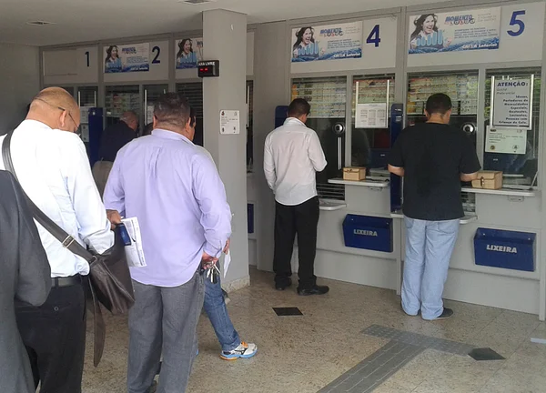 A poucas horas do sorteio de R$ 105 milhões, apostadores da Mega-Sena enchem lotéricas do DF