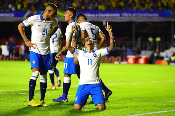 Coutinho defende volta de Fernandinho à Seleção: “Líder do grupo”