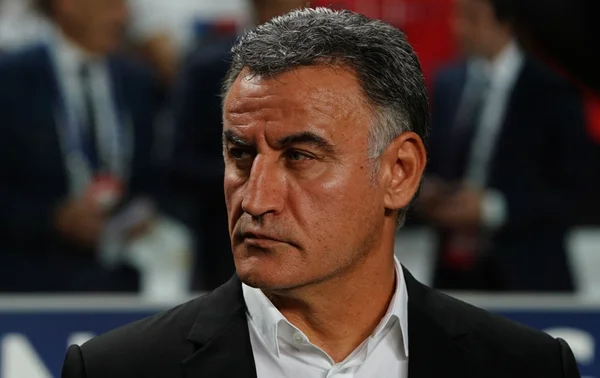 Christophe Galtier, técnico do time francês Paris Saint-Germain antes de partida da UEFA Champions League contra o português Benfica. Na foto, Galtier olha para o lado com a torcida desfocada ao fundo - Metrópoles