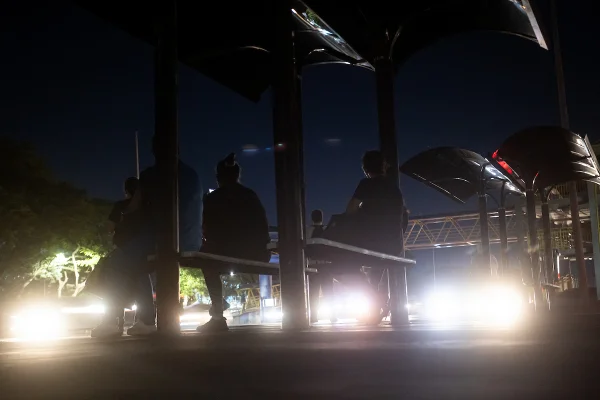 Pontos no breu: paradas de ônibus sem luz causam medo em passageiros do DF