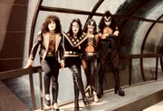 O figurino da banda foi inspirado em elementos de super-heróis em quadrinhos e personagens do teatro japonês (kabuki)