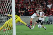 Pedro, do Flamengo, finaliza contra o Estudiantes Pedro, do Flamengo, finaliza contra o Estudiantes