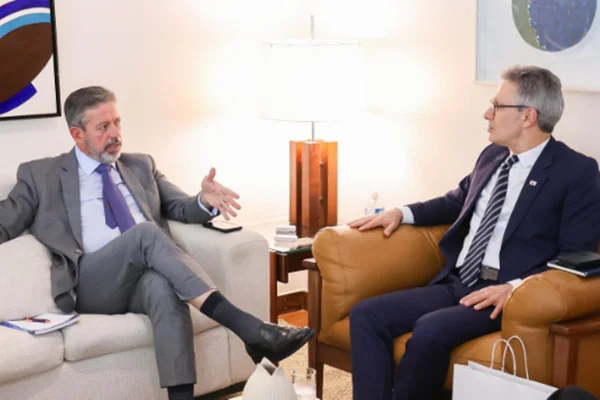 Foto colorida do presidente da Câmara dos Deputados, Arthur Lira, e o governador de Minas Gerais, Romeu Zema - Metrópoles