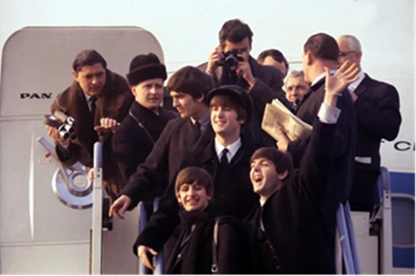 Imagem colorida da banda britânica Beatles ao chegar em Nova York em 1964