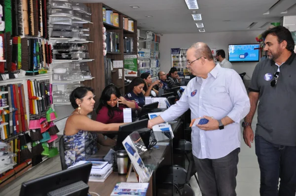 Em cartório, Ibaneis garante abrir mão do salário de governador