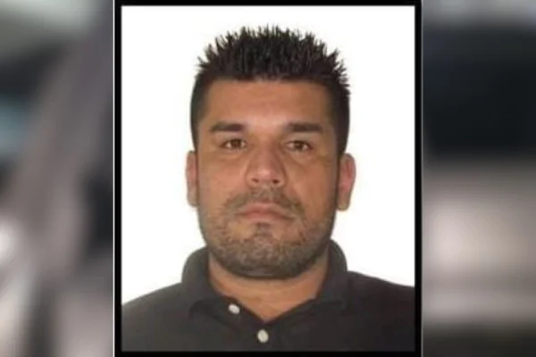 Imagem colorida de foto de perfil de um homem. Metrópoles