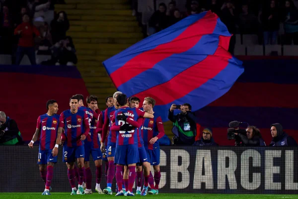 Imagem colorida do elenco do Barcelona comemorando gol em partida do Campeonato Espanhol- Metrópoles
