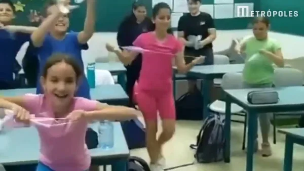 Crianças comemoram o fim do uso de máscaras em Israel. Vídeo