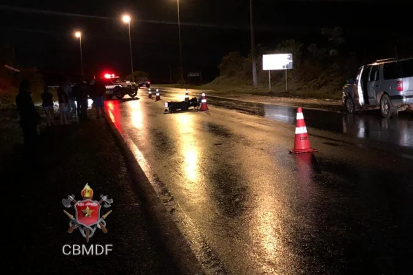 Colisão entre moto e caminhonete deixa um homem morto na DF 280
