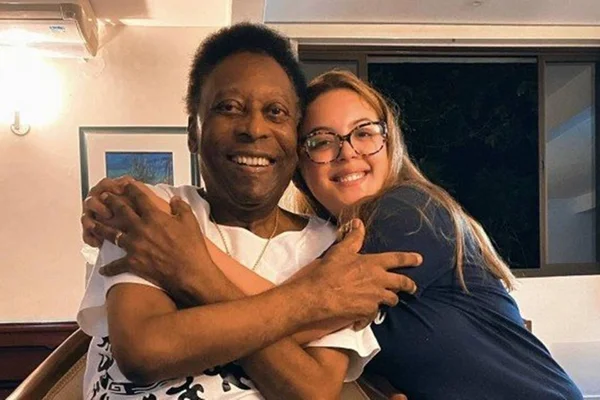 Pelé reaparece ao lado de fotógrafa após internação