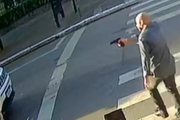 Imagem colorida de homem armado. Metrópoles