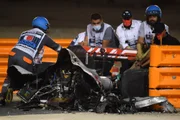Piloto sofreu grave acidente, em que carro partiu ao meio e pegou fogo.
