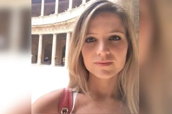 Imagem colorida de mulher loira que desapareceu em SP. Metrópoles