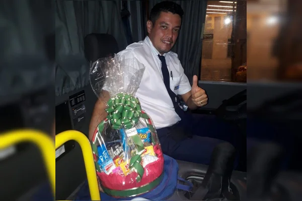 Motorista de ônibus encontra presente perdido e devolve para a dona no Rio