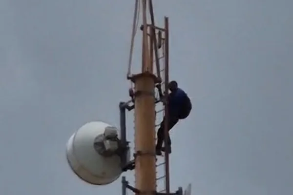 Homem escala torre e arrisca a vida ao destruir equipamentos no DF